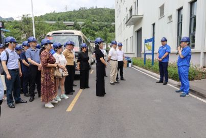 四川省經(jīng)濟(jì)合作系統(tǒng)托底性幫扶工作推進(jìn)會參會代表參觀調(diào)研蜀能礦產(chǎn)公司磷酸鐵鋰廠